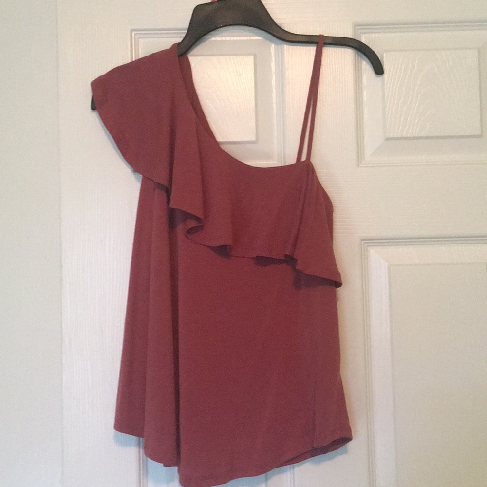 Adorable one shoulder top!